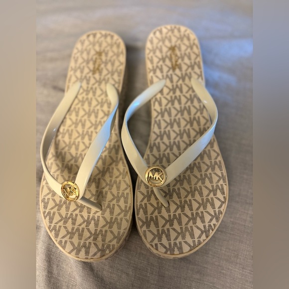 Pre Loved- LIKE NEW  Michael Kors logo flip-flops women’s size 10 Cream White - Picture 5 of 9
